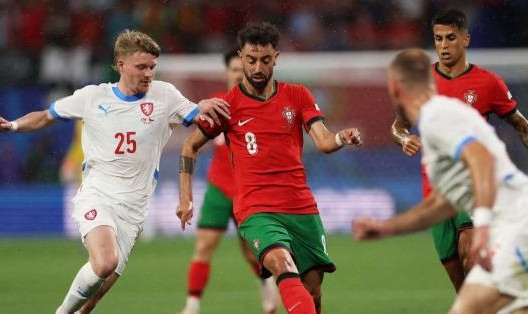 在线娱乐-B费：对手收缩防守，为制造机会我只能强行传球