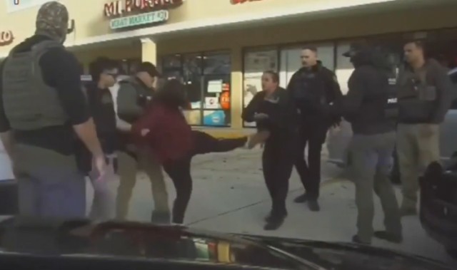 九游娱乐-女子踹警察被ICE特工强力摁倒！州长回应：这里不是明尼苏达