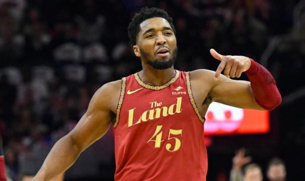 jiuyou官网入口-骑士开局不利又遭伤病潮 米切尔拒绝回应交易流言